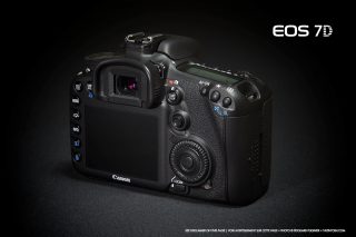 Canon EOS 7D &bull; Vue 3-4 arri&egrave;re droite 