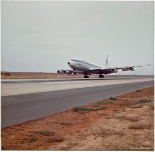 Boeing 707 &agrave; l'atterrissage. 