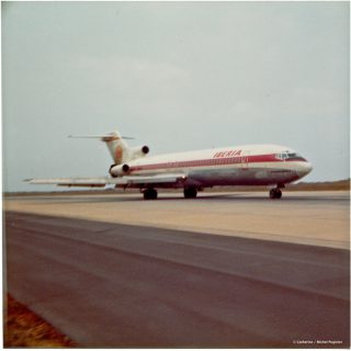 Boeing 727 &agrave; l'atterrissage, reverse enclench&eacute;e. 