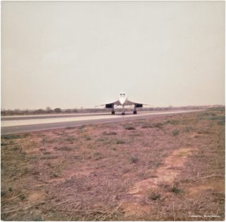5 &bull; Concorde au roulage, apr&egrave;s l'escale. Il va aller en bout de piste, puis faire demi-tour et d&eacute;coller. 